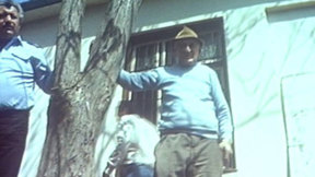 אדם עומד ליד העץ.1985 