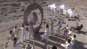 קבוצת אנשים רוקדת במדבר, 28.4.1994 