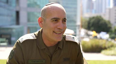 הקצינים המלווים של משפחות החטופים מסכמים שנתיים של אימה, ייסורים וגאולה