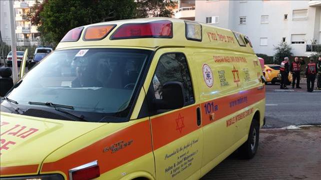 אמבולנס מד"א מחוץ לבית בו מתה אישה בשריפה בבית בנתניה, 11.01.20