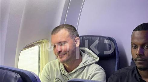 מחייך ולא אומר מילה: סוכן הדוגמניות שי אביטל נחת בישראל
