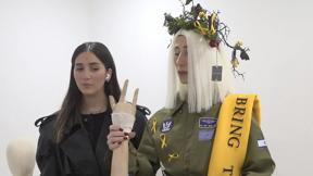 כפפת אמילי דמארי ותחפושות של חיילים: המלחמה כובשת את פורים