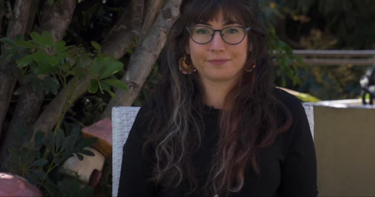 גם אחרי החזרה לשגרה, שירה לא יכולה לצאת מהבית