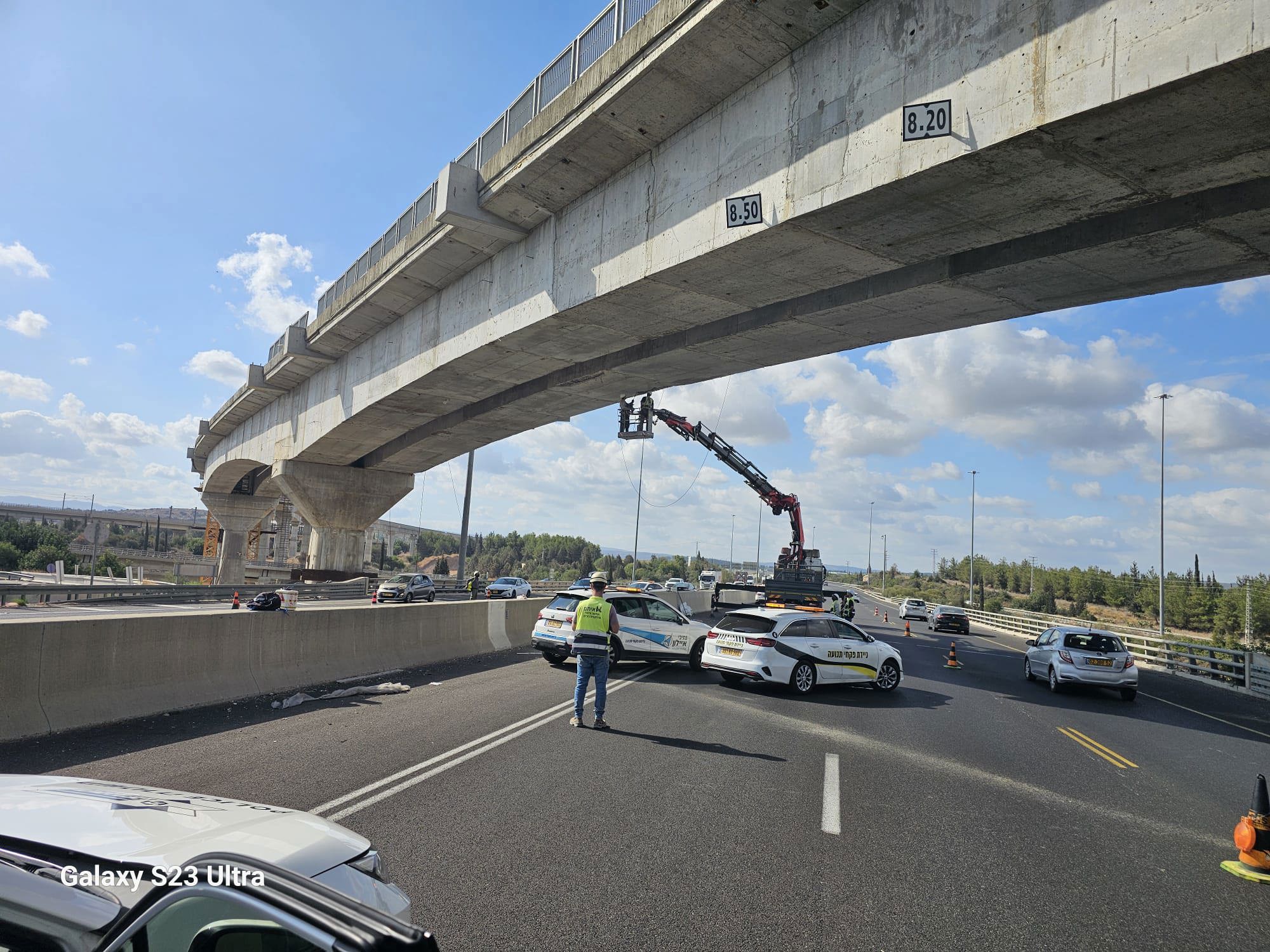 בטון מגשר 431 נפל על כביש 1