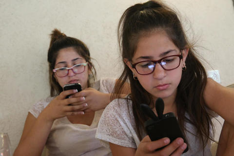 נערות עם סמאטרפונים