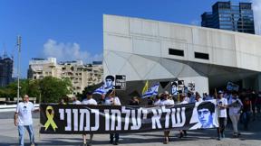 קרוביו של רון ארד בהפגנת תמיכה במשפחות החטופים