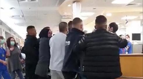 תיעוד: שני מבקרים בביה"ח שערי צדק תקפו מאבטחים ונעצרו