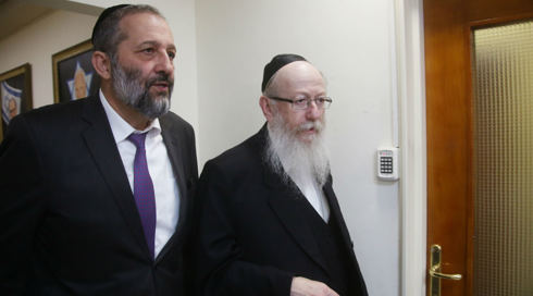 חוק המרכולים: החרדים מסכימים להחריג את חנויות הנוחות - אך לא את אילת