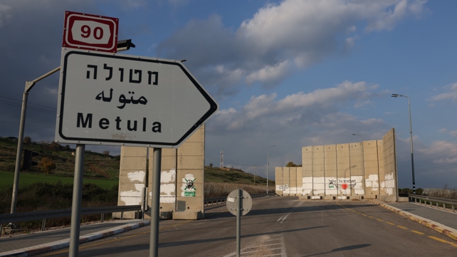 חומות בטון על הכניסה למטולה