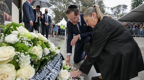 הנשיא הרצוג בביקור בזירת הפיגוע בבונדיי: "שנאה שמתחילה ביהודים לעולם אינה מסתיימת ביהודים"
