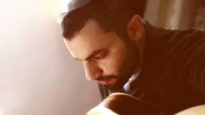 עטיפת הסינגל "להתגלות" של עומרי כהן