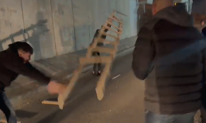 פלסטינים מסירים סולמות מגדר ההפרדה צפונית לירושלים