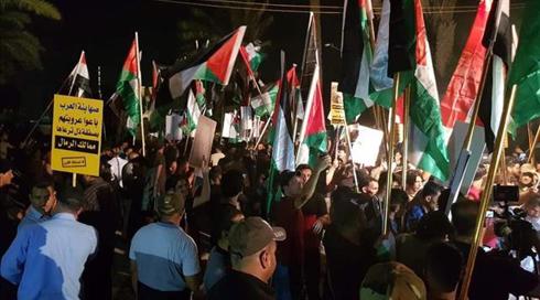 דיווח: מפגינים פרצו לשגרירות הבחריינית בבגדד (1)