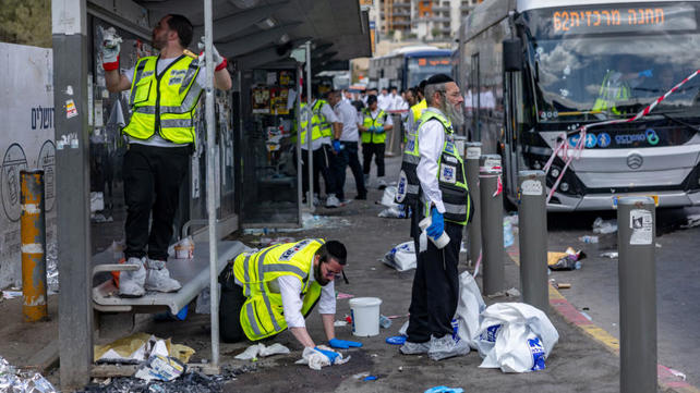 אנשי זק"א בזירת פיגוע הירי בשכונת רמות בירושלים, 8 בספטמבר 2025