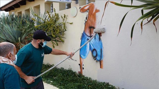 הסרת ציור הקיר בחוף "מציצים"