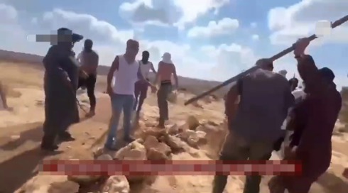 פלסטינים הוכו ע"י רעולי פנים בחברון: "הם לא קטינים, יש מישהו שמניע אותם"