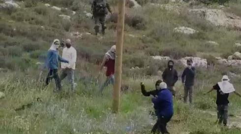 תיעוד: מתנחלים רעולי פנים תקפו פלסטיני באבנים ליד שכם
