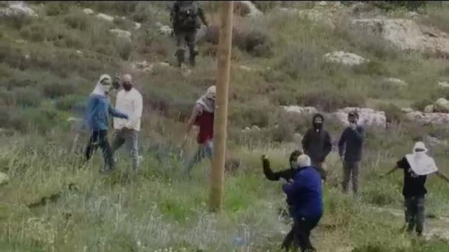 מתנחלים רעולי פנים תוקפים פלסטיני מהכפר ג'אלוד