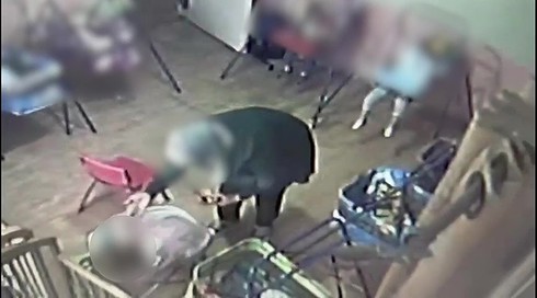 במכות ואגרופים: מטפלת במזרח ירושלים הואשמה בהתעללות ב-35 פעוטות