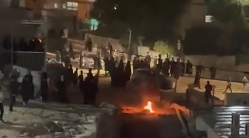 תיעוד: חרדים כיתרו את ראש עיריית בית שמש ופגעו במכוניתה
