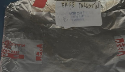 מגש אוכל כשר עם כיתוב אנטישמי