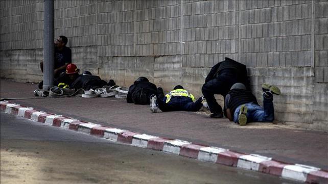 אנשים מוצאים מחסה - אזעקת צבע אדום בשדרות, 12.11.19