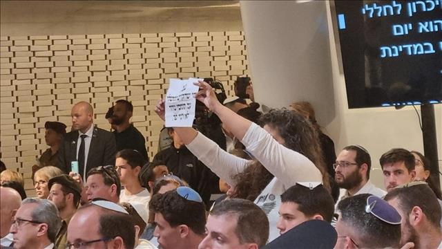 המחאה נגד בנט בזמן נאומו בטקס הזיכרון הממלכתי בהר הרצל 04.05.22