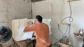 אוהד כהן מסתת באבן