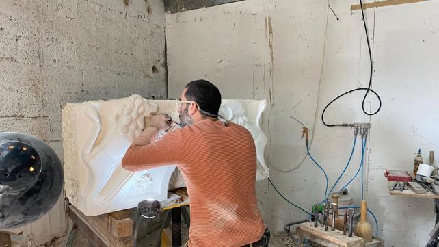 אוהד כהן מסתת באבן