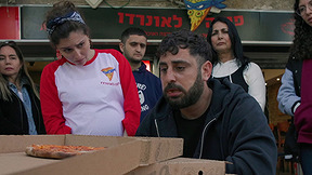 אנשים שפגשתי | פרק 2 - בת - נשיקה אחת. דודה - שתיים. קווקזים - שלוש