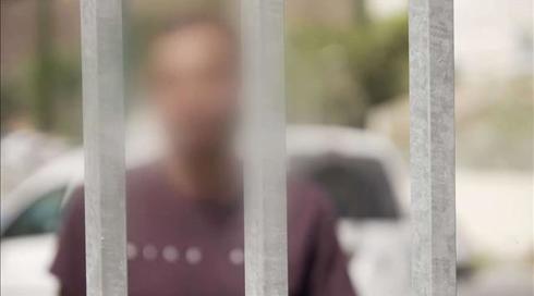 "הרגשתי שמתייחסים אלי כמו חיה": מחדל תנאי המעצר נמשך