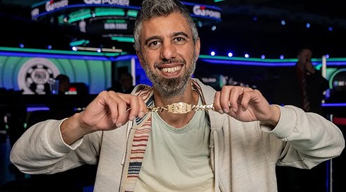 אסי משה עם הצמיד באליפות העולם בפוקר
