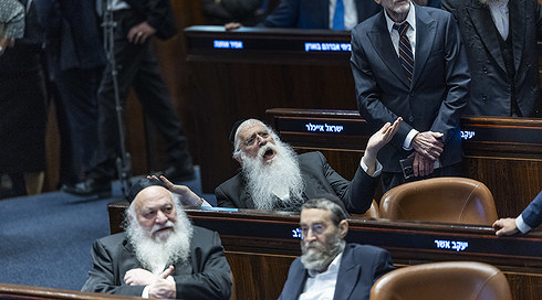החוק להקפאת מעצרי עריקים חרדים עבר בקריאה שניה ושלישית