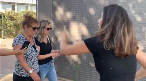 ההורים תקפו את המטפלת הנאשמת בהתעללות: "נרדוף אחריך עד נווה תרצה" (1)
