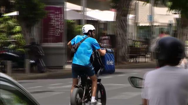 חוצים באדום ודורסים: השליחים שעוברים על החוק בשביל שכר מינימלי