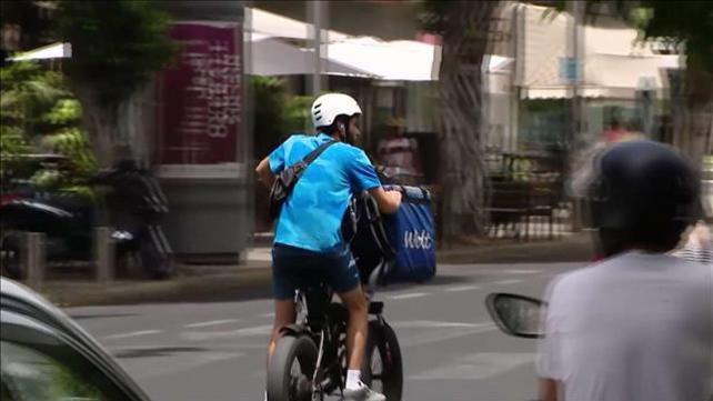 חוצים באדום ודורסים: השליחים שעוברים על החוק בשביל שכר מינימלי