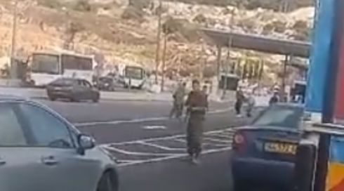 שוהה בלתי חוקי ניסה לתקוף שוטרים בדרך למעצר - ונהרג