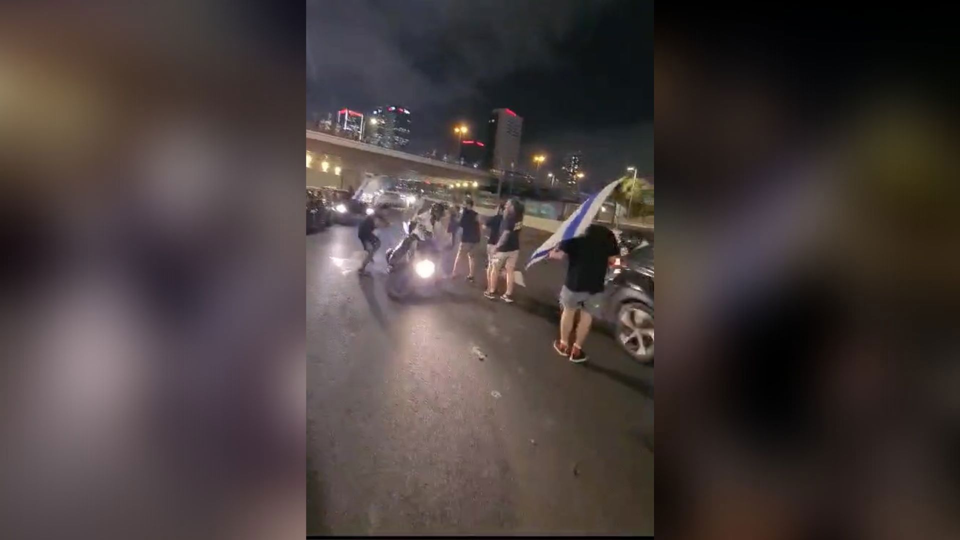 אופנוע פוגע במפגינים באיילון 08.07.23