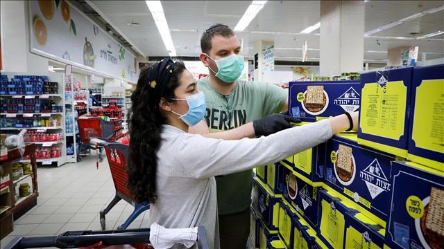 אנשים עם מסכה בסופר, נגיף קורונה, מסכות