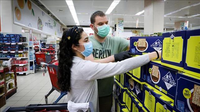אנשים עם מסכה בסופר, נגיף קורונה, מסכות