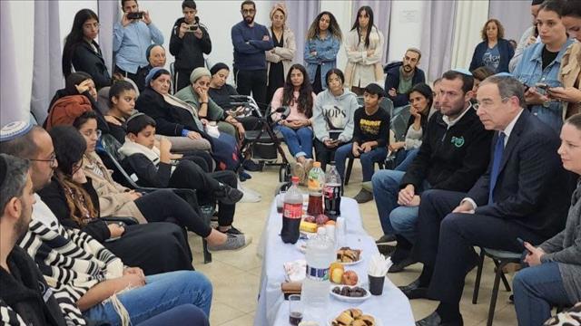 טום ניידס ביקר בבית משפחתו של תמיר אביחי שנרצח בפיגוע באריאל