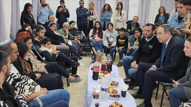 טום ניידס ביקר בבית משפחתו של תמיר אביחי שנרצח בפיגוע באריאל