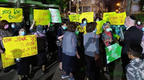 בעקבות הפרסום בכאן חדשות: עשרות נשים הפגינו נגד סגירת מועדון לזקנים בבני ברק