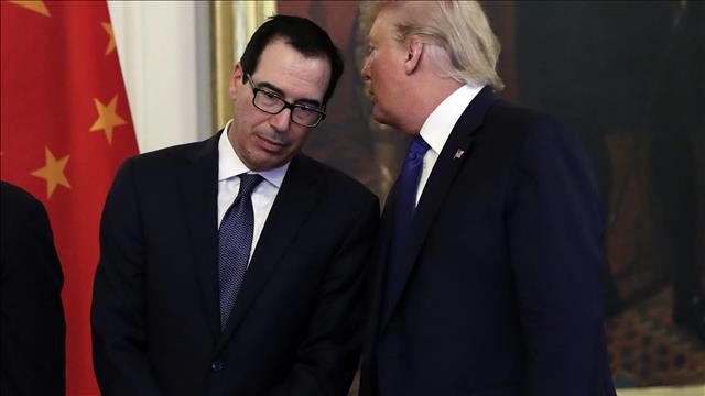 דונלד טראמפ וסטיב מנוצי'ן בבית הלבן, ינואר 2020