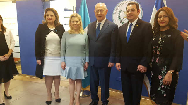 נתניהו ומוראלס יחד עם רעיותיהם בשגרירות גואטמלה