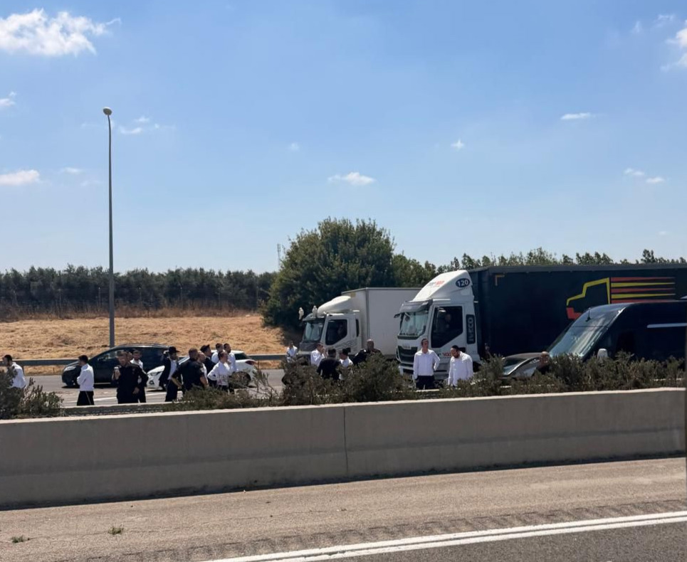 מפגינים חרדים חוסמים את כביש 6 באזור מחלף ניצני עוז, יוני 2026