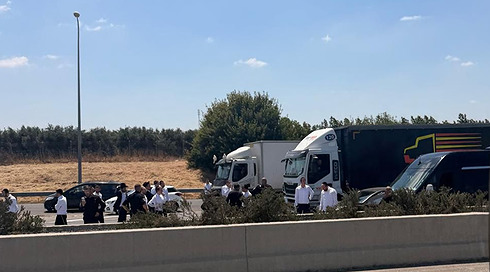 חרדים חסמו את כביש 6, מחר: הפגנת ענק וצפי לעומסים