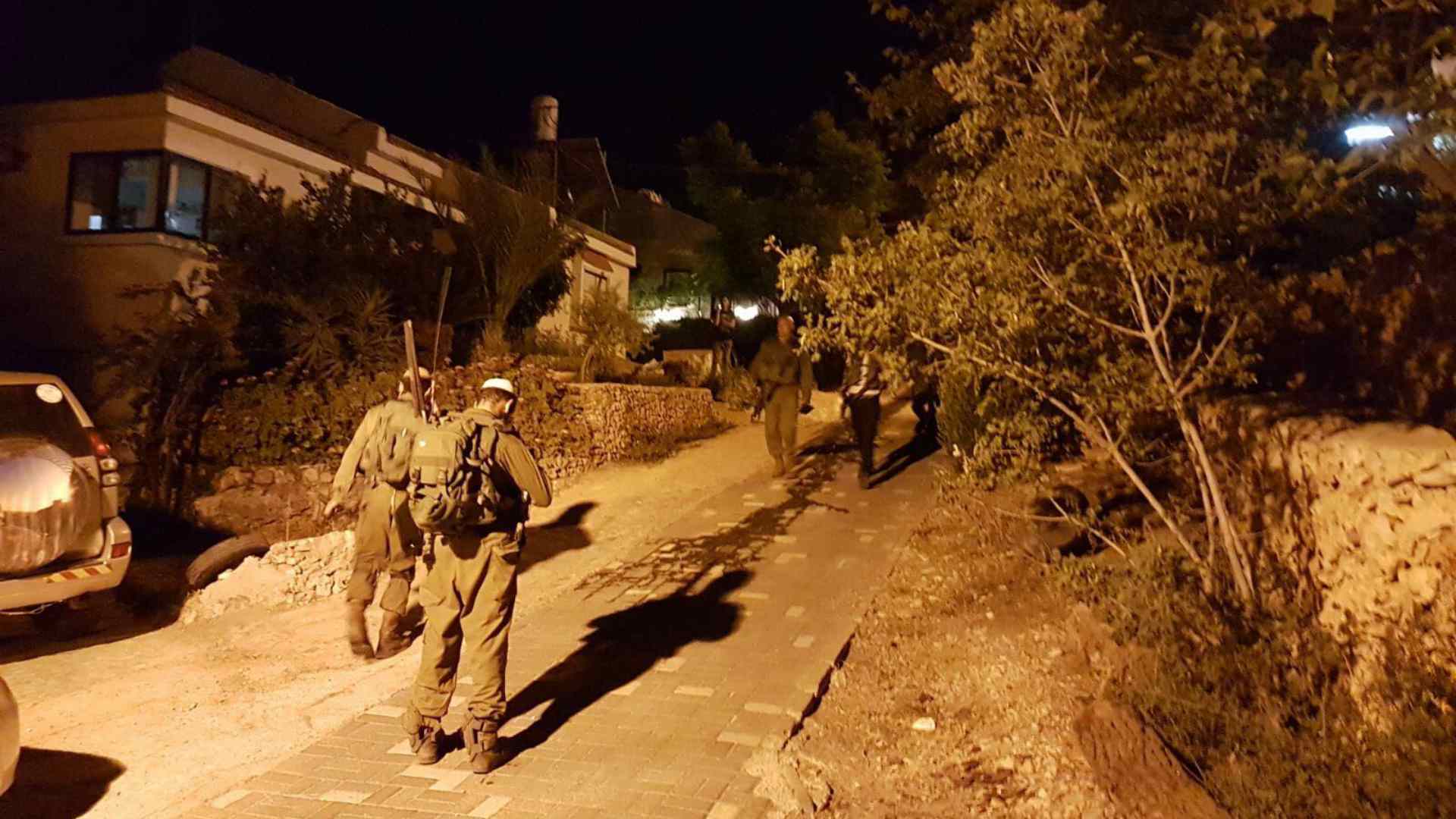 כוחות ליד הבית שבו אירע הפיגוע בחלמיש, הערב