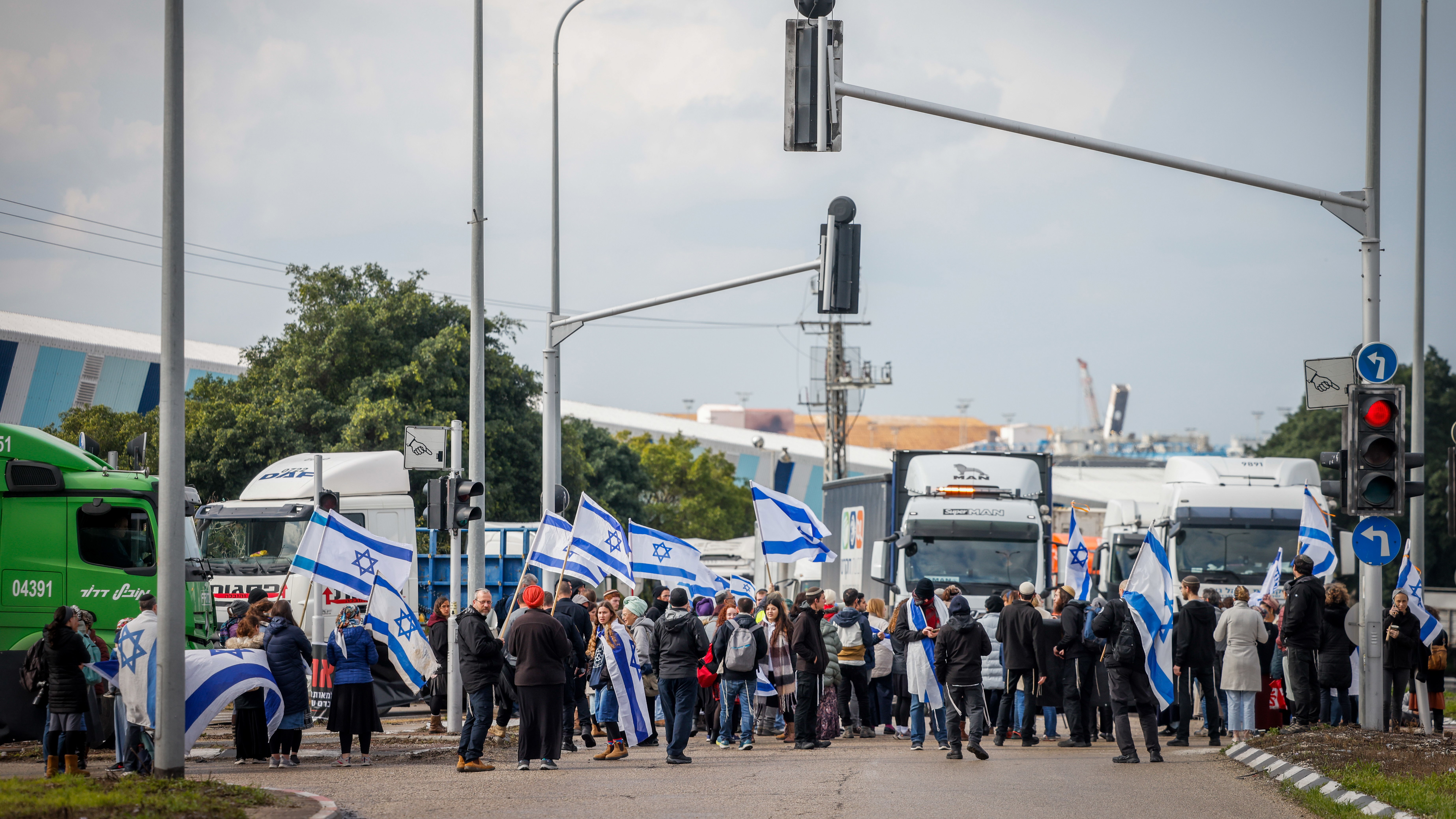 מפגינים חוסמים חסימה משאיות סיוע הומניטרי עזה מנמל אשדוד אל מעבר כרם שלום 
