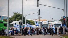 מפגינים חוסמים חסימה משאיות סיוע הומניטרי עזה מנמל אשדוד אל מעבר כרם שלום 